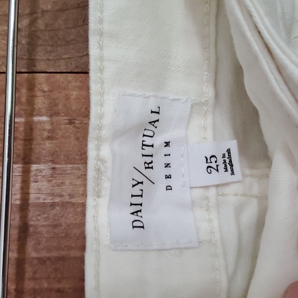 New Daily Ritual Shorts - Picture 6 of 6